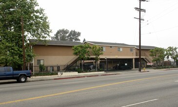 Woodman Apartments in Van Nuys, CA - Building Photo - Building Photo