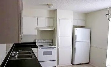 1018 Pleasant Valley Ln in Arlington, TX - Building Photo - Building Photo