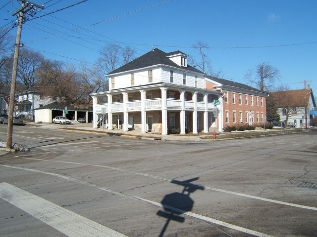 117-123 S 3rd St in St. Charles, IL - Building Photo