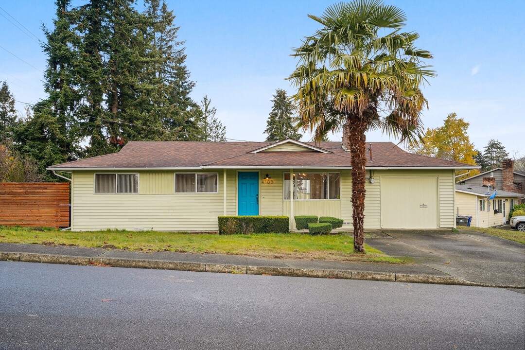 4100 NE 11th St in Renton, WA - Foto de edificio