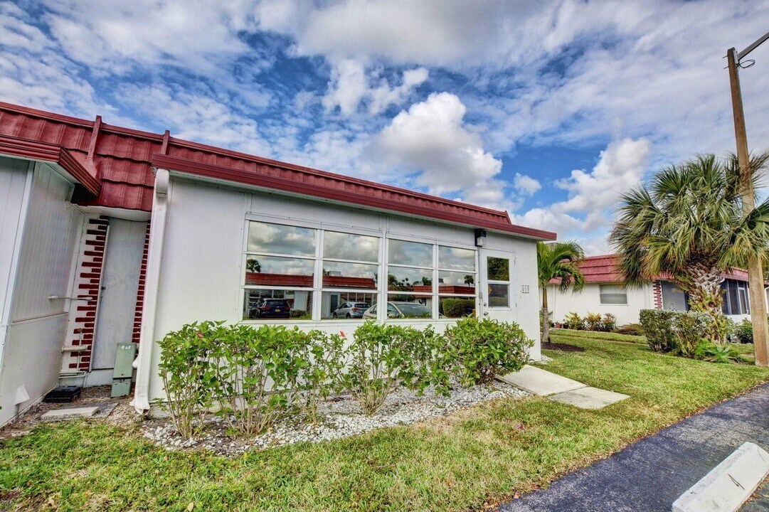 213 Waterford Cresent in Delray Beach, FL - Building Photo