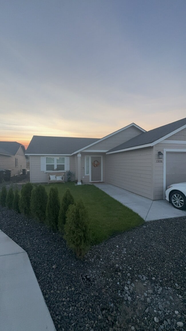 property at 1906 Hickory Rd