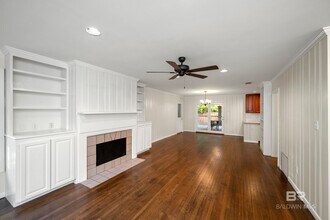 25 Laurel Ave in Fairhope, AL - Foto de edificio - Building Photo