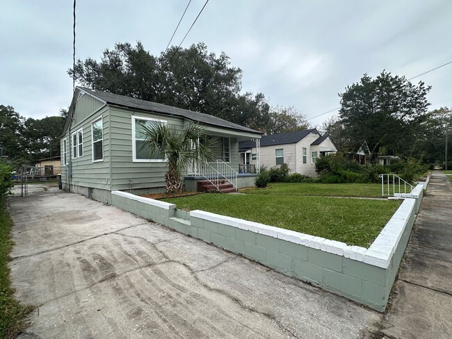 1573 W 16th St in Jacksonville, FL - Foto de edificio - Building Photo