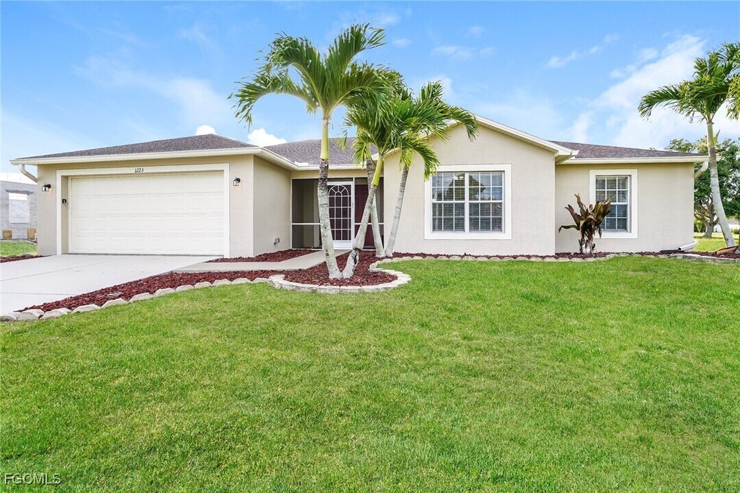 1223 NW 9th Ave in Cape Coral, FL - Building Photo