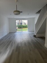 2179 Hacienda Ter in Weston, FL - Foto de edificio - Building Photo