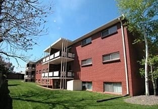 Cedar West Apartments in Lakewood, CO - Building Photo