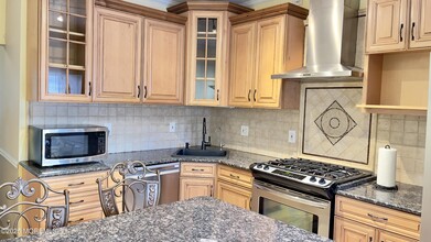25 W 36th St in Bayonne, NJ - Building Photo - Building Photo