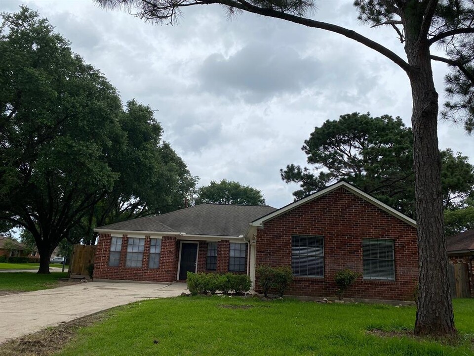 13730 Pepper Knoll Dr in Houston, TX - Building Photo