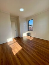 10519 37th Ave, Unit 3 in Corona, NY - Foto de edificio - Building Photo