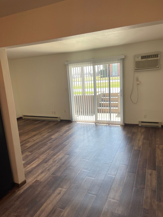 Immaculate Updated 2 Bedroom with 1 Bath in Rockford, IL - Building Photo - Building Photo