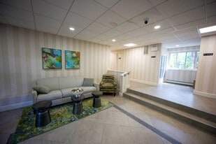 50 Lenox Rd in Rockville Centre, NY - Building Photo