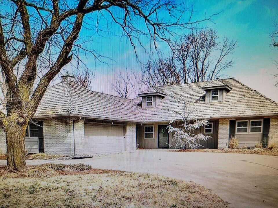 720 N Stratford Rd in Wichita, KS - Building Photo