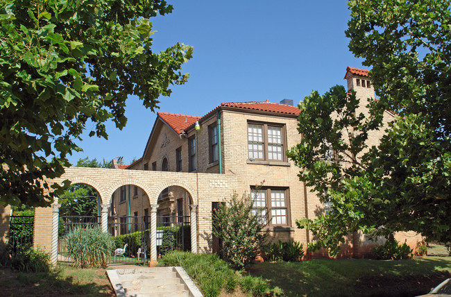 Spanish Courts in Oklahoma City, OK - Foto de edificio - Building Photo