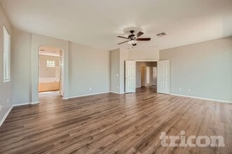 6808 S 57th Ave in Phoenix, AZ - Foto de edificio - Building Photo