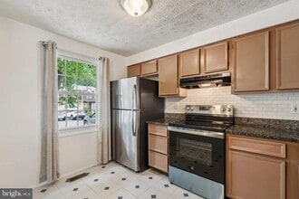 8277 Crestmont Cir in Springfield, VA - Building Photo - Building Photo