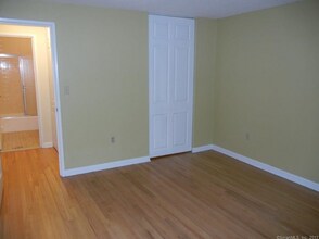 104 Oakwood Ave in West Hartford, CT - Foto de edificio - Building Photo