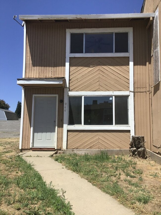 property at 944 Eastcrest Ct