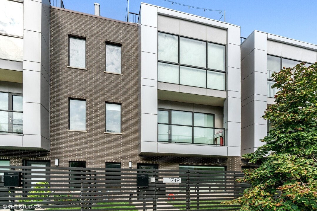 1749 N Winnebago Ave in Chicago, IL - Building Photo