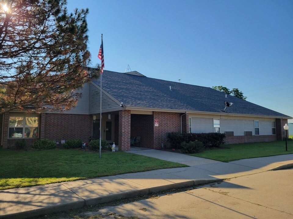 Oregon Trail Apartments in Westmoreland, KS - Building Photo