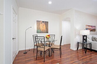 9263 Regents Rd in San Diego, CA - Building Photo - Building Photo