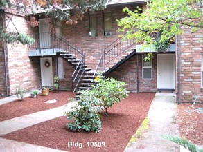 Brittany Arms Apartments in Portland, OR - Building Photo - Building Photo