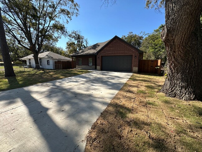 1607 N Buffalo St in Cleburne, TX - Building Photo - Building Photo