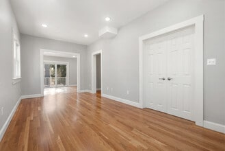 58 Otis St, Unit 2 in Somerville, MA - Foto de edificio - Building Photo