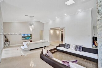 2001 NE 214th St in Miami, FL - Building Photo - Building Photo