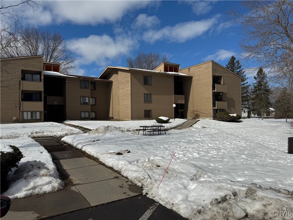 44 Watertree Dr in East Syracuse, NY - Building Photo