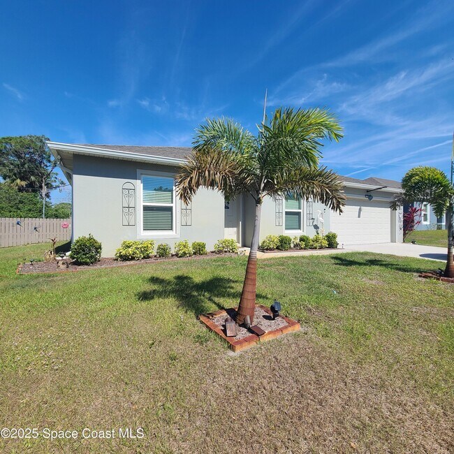 639 Airoso Rd SE in Palm Bay, FL - Building Photo - Building Photo