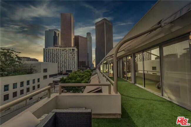 121 S Hope St in Los Angeles, CA - Building Photo - Building Photo