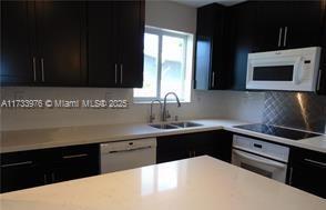 8111 NW 15th St in Pembroke Pines, FL - Building Photo - Building Photo