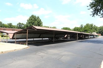 Willow Creek Apartments in Westland, MI - Foto de edificio - Building Photo