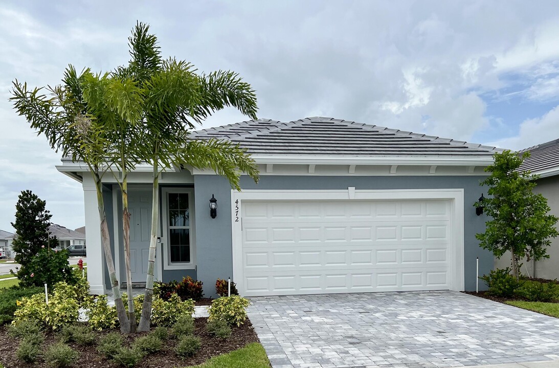 4572 Nautilus Cir in Wabasso, FL - Foto de edificio