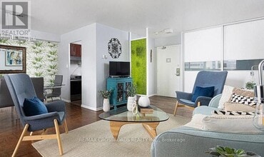 1 Massey Square in Toronto, ON - Building Photo - Building Photo