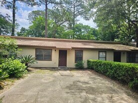 913 Landry St in Mary Esther, FL - Building Photo
