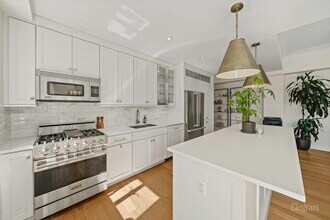 200 E 66th St in New York, NY - Foto de edificio - Building Photo