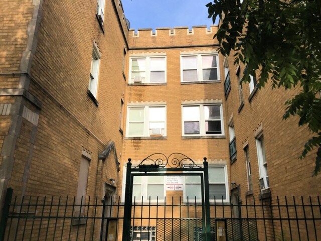 4010 N Bernard St in Chicago, IL - Foto de edificio