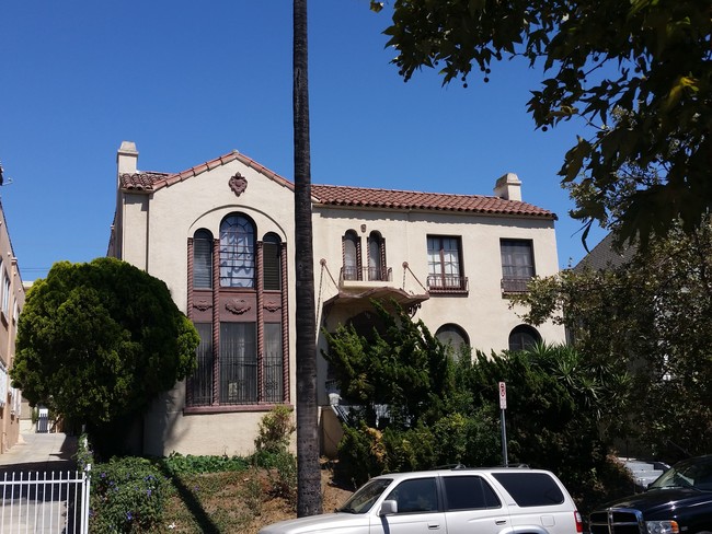 132 S Kenmore Ave in Los Angeles, CA - Building Photo - Building Photo