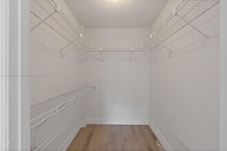 8005 Lake Dr in Doral, FL - Building Photo - Building Photo