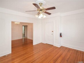 70 Central Ave in Sea Cliff, NY - Foto de edificio - Building Photo