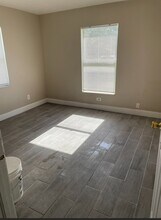 5226 Orange Ave, Unit A in Seffner, FL - Foto de edificio - Building Photo