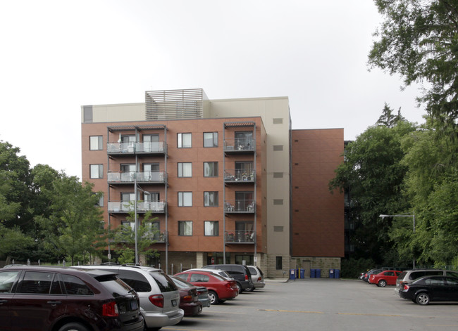 Bonnie Place I & II in Burlington, ON - Building Photo - Building Photo