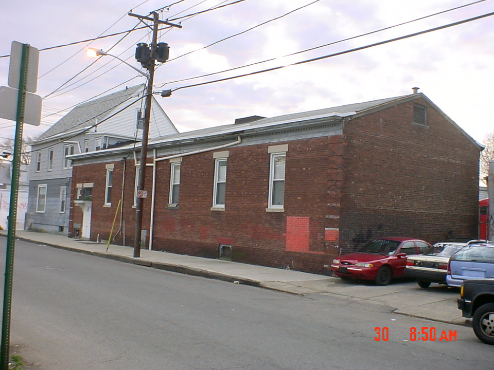 320 Broadway in Paterson, NJ - Building Photo