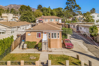 10230 Fernglen Ave in Tujunga, CA - Foto de edificio - Building Photo