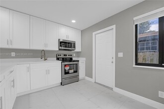303 NW 7th St, Unit 1-2 in Hallandale Beach, FL - Building Photo - Building Photo