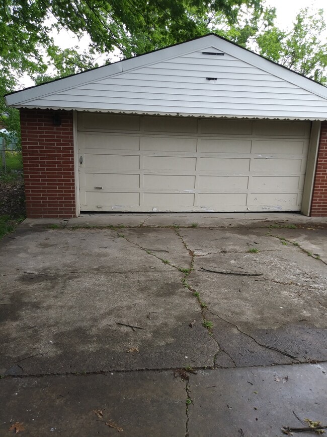 4113 Wooded Way in Louisville, KY - Foto de edificio - Building Photo