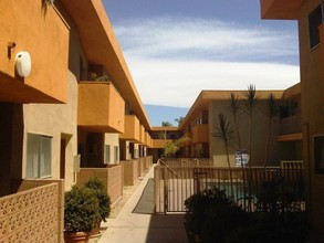 Sol Apartments in Canoga Park, CA - Foto de edificio - Building Photo