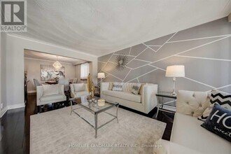 2 Crayford Dr in Toronto, ON - Building Photo - Building Photo